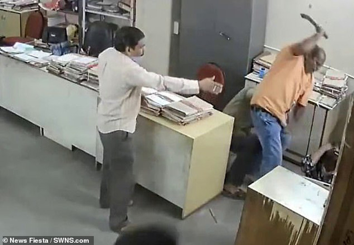 Nữ nhân viên bị đánh vì nhắc nam đồng nghiệp đeo khẩu trang - Ảnh 1.