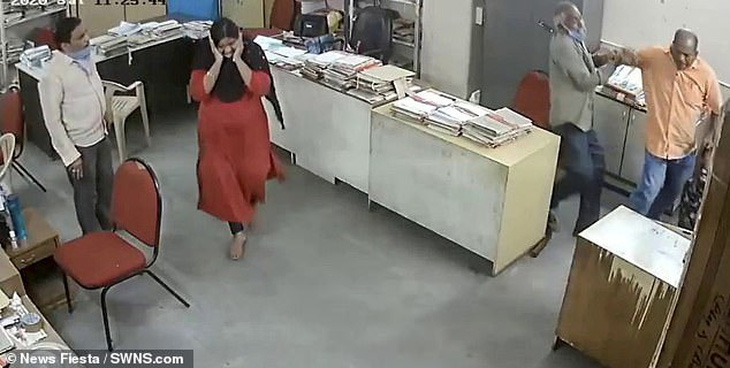Nữ nhân viên bị đánh vì nhắc nam đồng nghiệp đeo khẩu trang - Ảnh 3.
