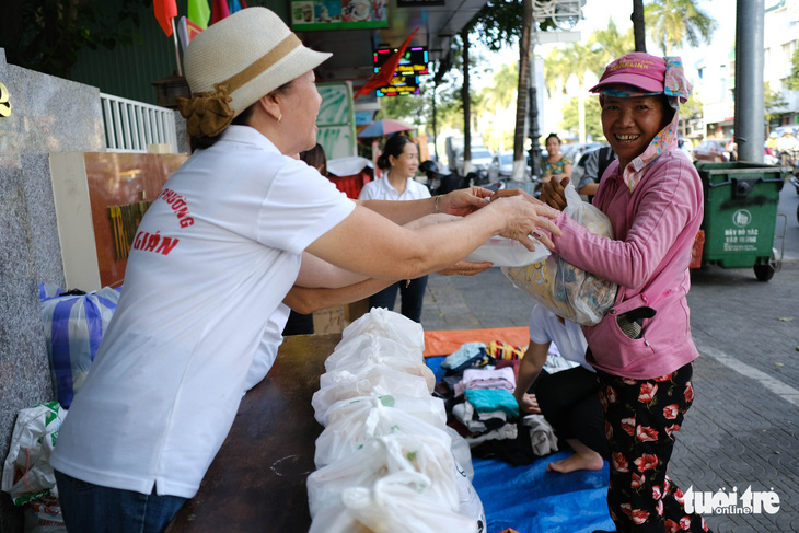 Gian quần áo cũ và suất cơm miễn phí chiều thứ 7 trên góc phố Đà Nẵng - Ảnh 1.