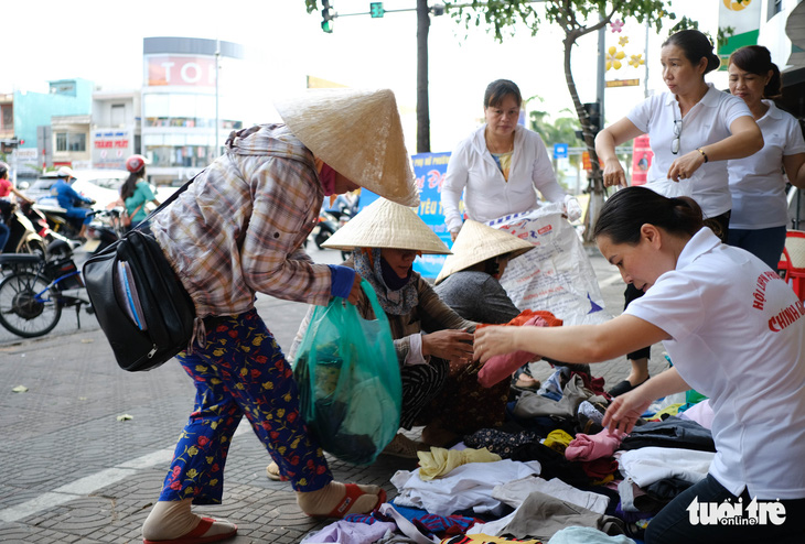 Gian quần áo cũ và suất cơm miễn phí chiều thứ 7 trên góc phố Đà Nẵng - Ảnh 4.