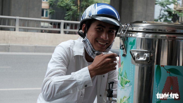 Trà chanh miễn phí mời cô bán hàng rong, chú xe ôm giữa trời nắng nóng - Ảnh 8.