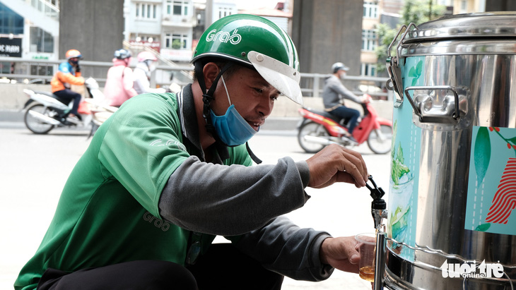 Trà chanh miễn phí mời cô bán hàng rong, chú xe ôm giữa trời nắng nóng - Ảnh 5.