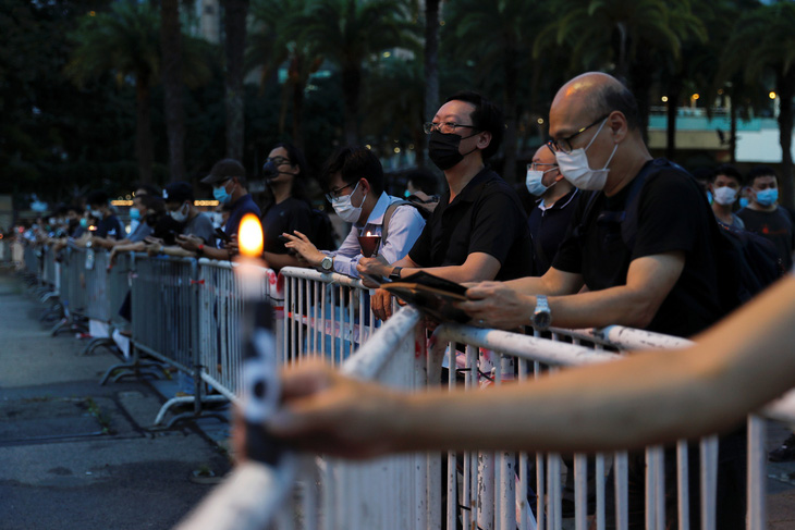 Tối 4-6, hàng ngàn dân Hong Kong thắp nến tưởng niệm Thiên An Môn - Ảnh 2.