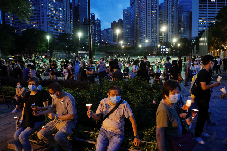 Tối 4-6, hàng ngàn dân Hong Kong thắp nến tưởng niệm Thiên An Môn - Ảnh 4.