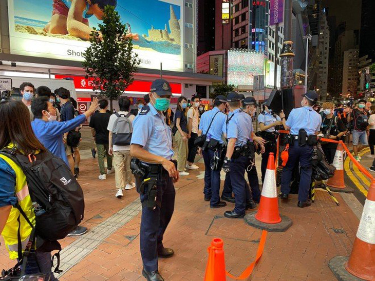 Cảnh sát và người biểu tình Hong Kong đụng độ tại buổi tưởng niệm Thiên An Môn - Ảnh 5.