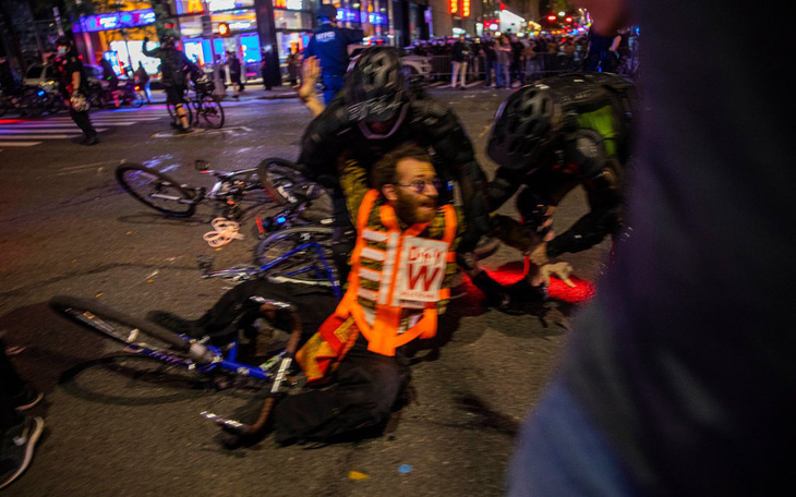 Căng thẳng leo thang ở New York khi người biểu tình bất chấp giới nghiêm
