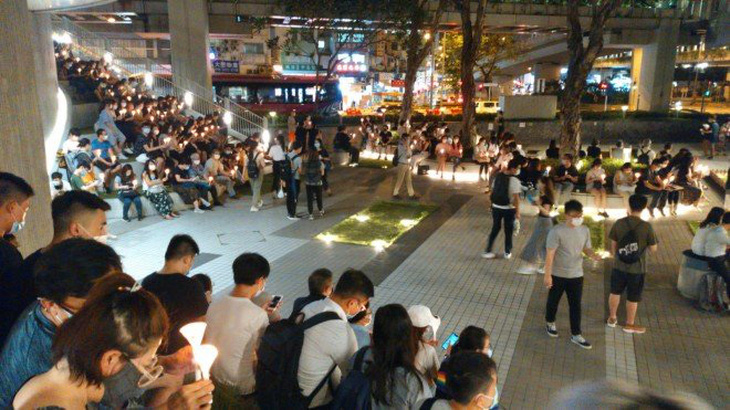 Tối 4-6, hàng ngàn dân Hong Kong thắp nến tưởng niệm Thiên An Môn - Ảnh 6.