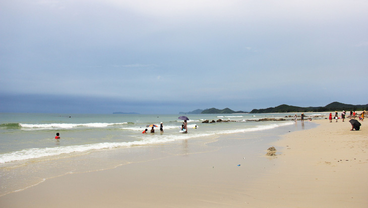 Những bãi cát trắng mịn như nhung trên xã đảo Minh Châu - Ảnh 3.