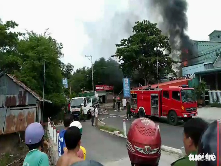 Cháy xe bồn chở xăng, 1 người chết, 2 người bị thương - Ảnh 1.