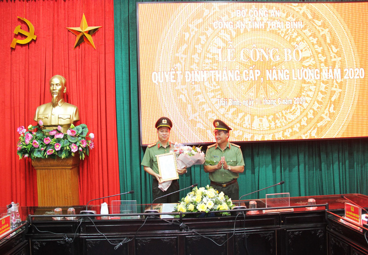 Thăng hàm đại tá cho giám đốc Công an tỉnh Thái Bình - Ảnh 1.