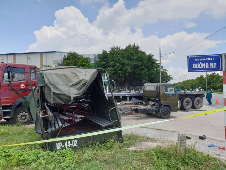 Xe biển đỏ chở dân quân tông nhau với xe đầu kéo, 1 người chết, 6 người bị thương - Ảnh 1.