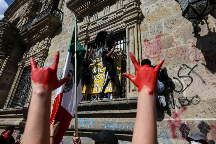 Dân Mexico giận dữ vì cảnh sát đánh chết người không đeo khẩu trang - Ảnh 1.