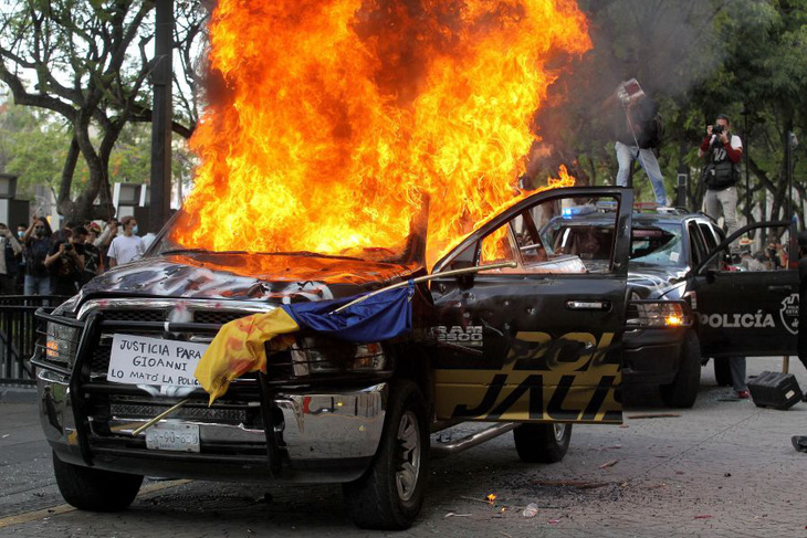 Dân Mexico giận dữ vì cảnh sát đánh chết người không đeo khẩu trang - Ảnh 3.