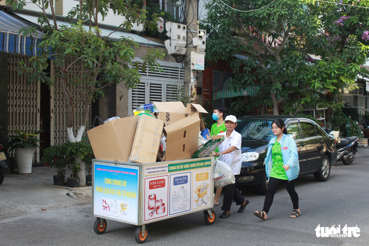 Cụ già miệt mài cống hiến cho đời - Ảnh 1.