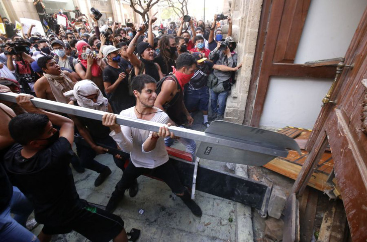 Dân Mexico giận dữ vì cảnh sát đánh chết người không đeo khẩu trang - Ảnh 5.