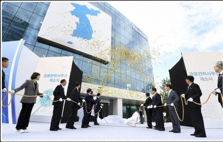Triều Tiên dọa đóng cửa văn phòng liên lạc với Hàn Quốc - Ảnh 1.