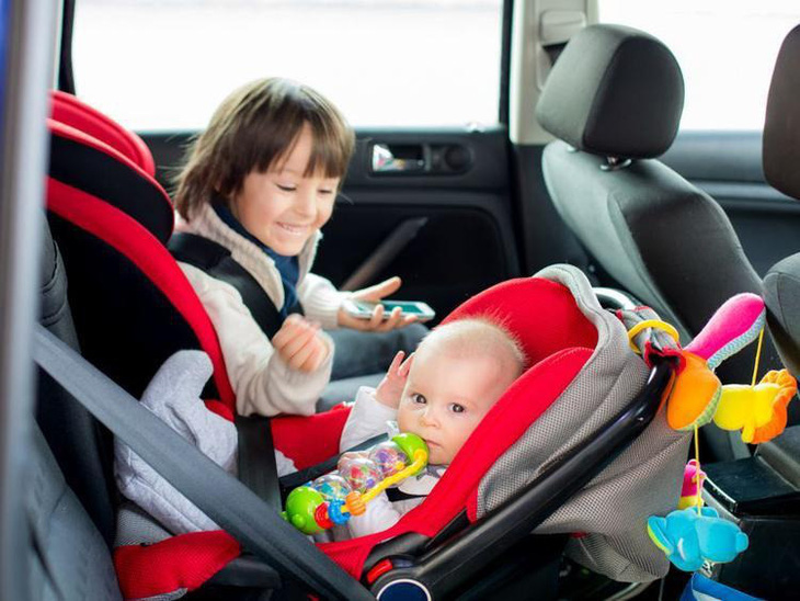 Trẻ em dưới 13 tuổi đi xe hơi phải có ghế chuyên dụng - Ảnh 1.