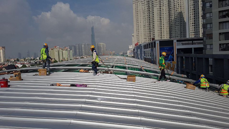 Cuối tháng sẽ lợp xong 10 mái nhà ga tuyến metro số 1 Bến Thành - Suối Tiên - Ảnh 1.