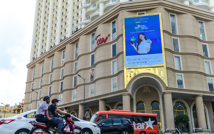 Sôi động Ngày không tiền mặt trên các billboard và băngrôn