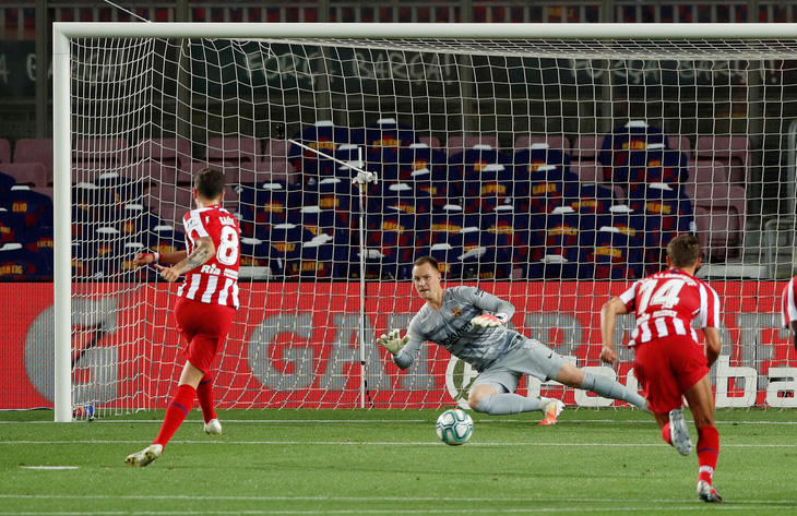 VAR và trọng tài giúp Atletico Madrid cầm chân Barca tại Nou Camp - Ảnh 1.