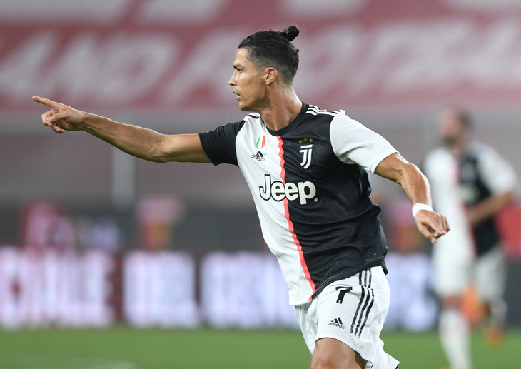 Ronaldo solo từ giữa sân và ghi bàn, Juventus thắng dễ Genoa - Ảnh 2.
