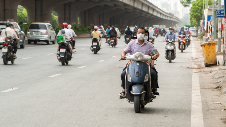 Hàng dài xe máy nối đuôi nhau đi ngược chiều trên đường phố Hà Nội - Ảnh 6.