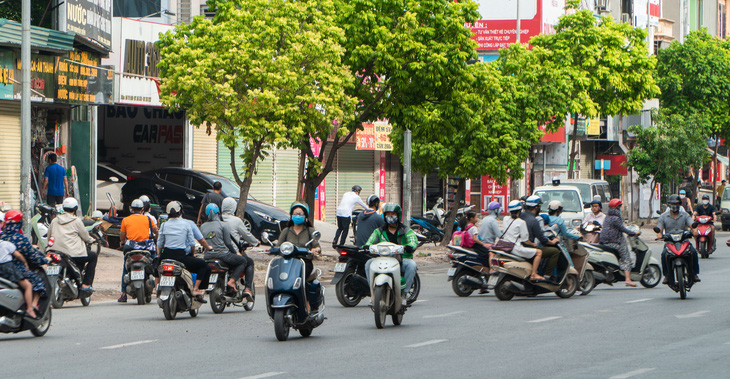 Hàng dài xe máy nối đuôi nhau đi ngược chiều trên đường phố Hà Nội - Ảnh 3.