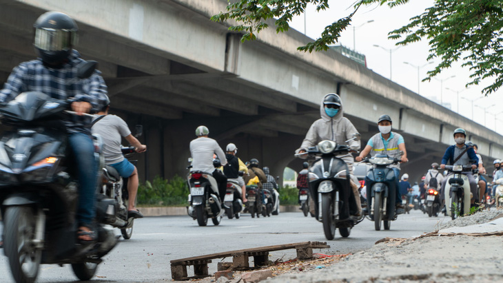 Hàng dài xe máy nối đuôi nhau đi ngược chiều trên đường phố Hà Nội - Ảnh 2.