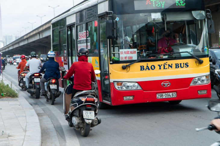 Hàng dài xe máy nối đuôi nhau đi ngược chiều trên đường phố Hà Nội - Ảnh 4.