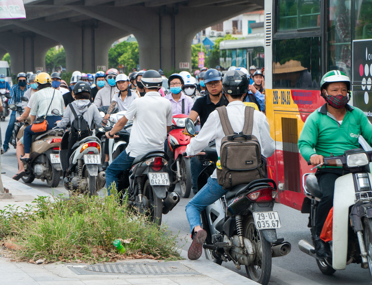 Hàng dài xe máy nối đuôi nhau đi ngược chiều trên đường phố Hà Nội - Ảnh 7.