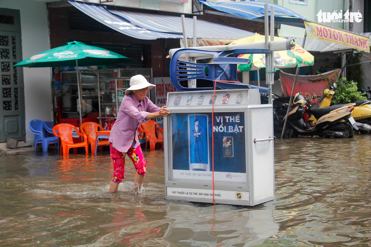 Nước ồng ộc trào lên từ trong nhà, cả khu dân cư bất ngờ ngập lênh láng - Ảnh 1.