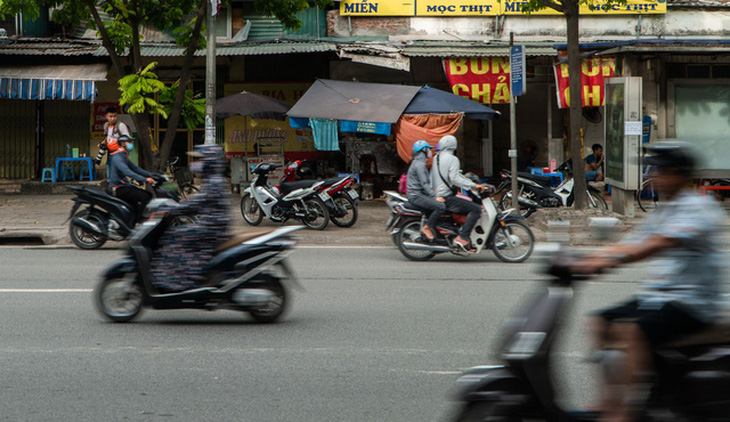 Hàng dài xe máy nối đuôi nhau đi ngược chiều trên đường phố Hà Nội - Ảnh 5.