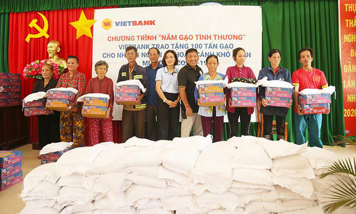 100 tấn gạo từ Vietbank được trao tặng đến các gia đình gặp khó khăn - Ảnh 2.