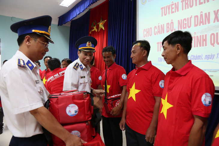 Vùng cảnh sát biển 2 đồng hành cùng ngư dân Cù Lao Chàm - Ảnh 1.