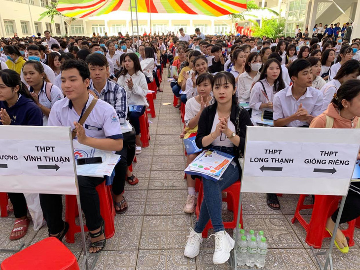 ĐH Ngân hàng TP.HCM công bố trúng tuyển ưu tiên xét tuyển và xét học bạ - Ảnh 1.