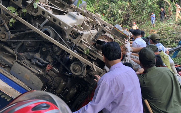 Phó thủ tướng chỉ đạo sớm khắc phục vụ xe rơi xuống vực ở Kon Tum