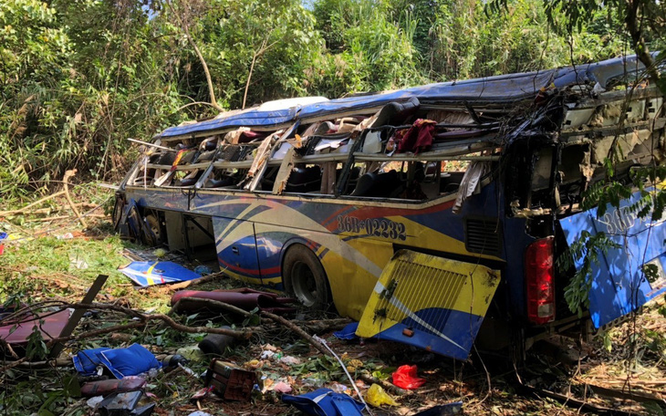 Xe khách rơi vực lúc rạng sáng 11-7, 5 người chết, nhiều người bị thương
