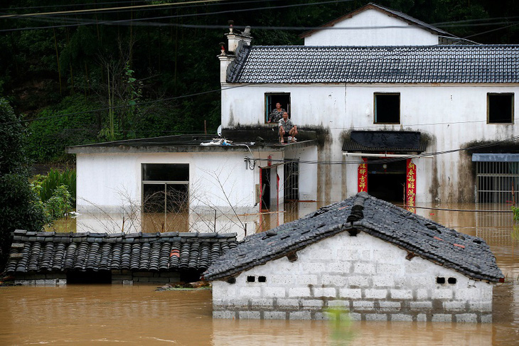 Tỉnh Giang Tây, Trung Quốc nâng cảnh báo mức cao nhất, lũ lớn sắp ập về - Ảnh 5.