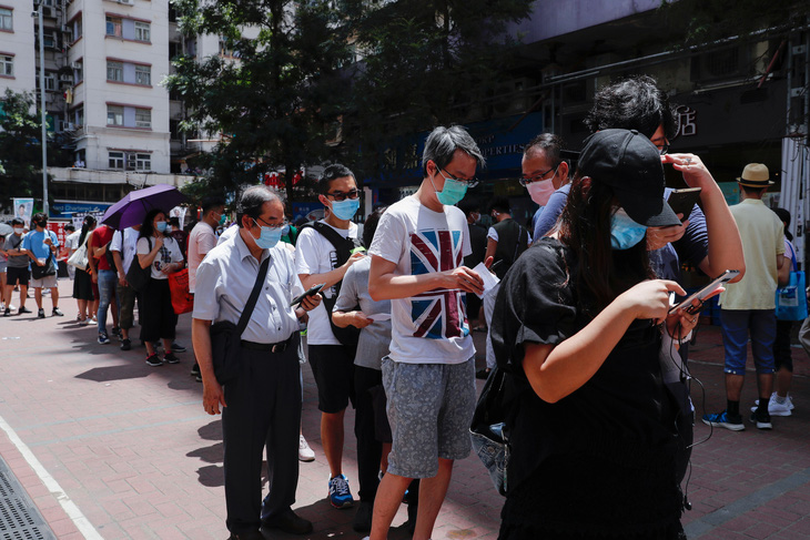 Người Hong Kong tham gia bầu cử sơ bộ không chính thức đông hơn dự kiến - Ảnh 1.