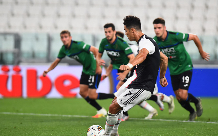 Ronaldo lập cú đúp phạt đền giúp Juventus thoát thua trước Atalanta