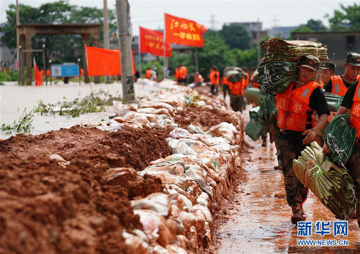 Đêm không ngủ quanh những con đê ngăn lũ ở Trung Quốc - Ảnh 2.