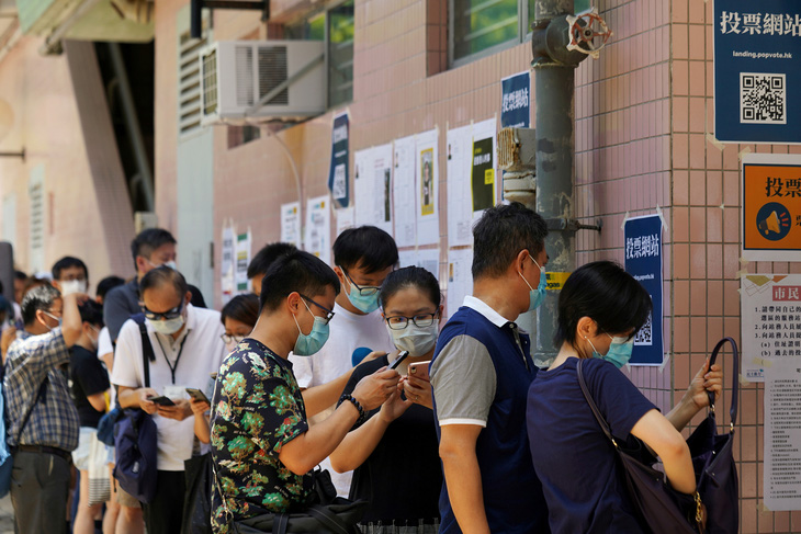 Trung Quốc nói bỏ phiếu bầu ứng viên đối lập ở Hong Kong là khiêu khích nghiêm trọng - Ảnh 1.