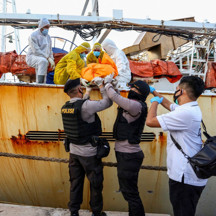 Thủy thủ Indonesia nghi bị quản lý tàu Trung Quốc đánh đến chết, giấu xác trong hầm cá - Ảnh 1.