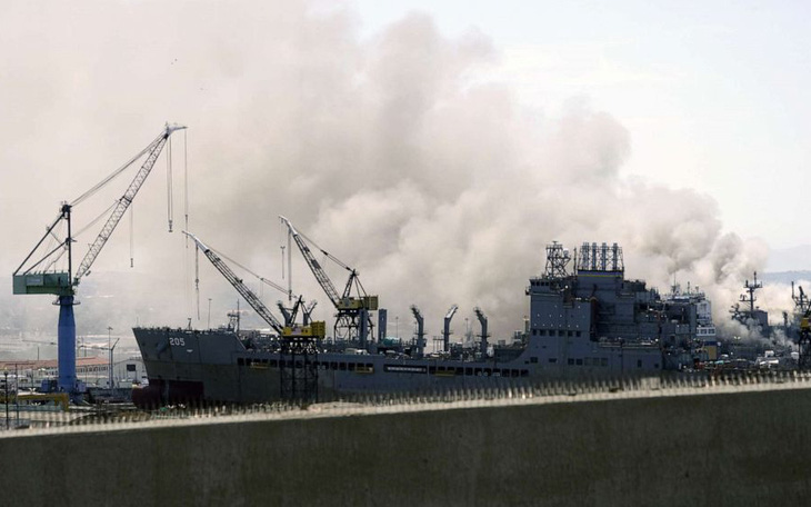 Hỏa hoạn dữ dội trên tàu tấn công đổ bộ của hải quân Mỹ, 21 người bị thương