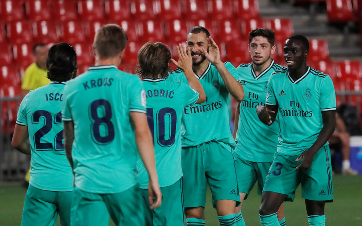 Thắng Granada 2-1, Real Madrid chờ nâng cúp vô địch ngày 17-7