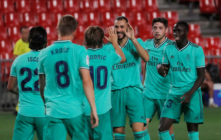 Thắng Granada 2-1, Real Madrid chờ nâng cúp vô địch ngày 17-7 - Ảnh 1.