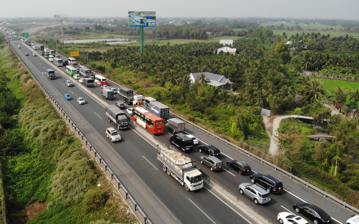 Tuyến cao tốc duy nhất về miền Tây biến thành đường… "thấp tốc"