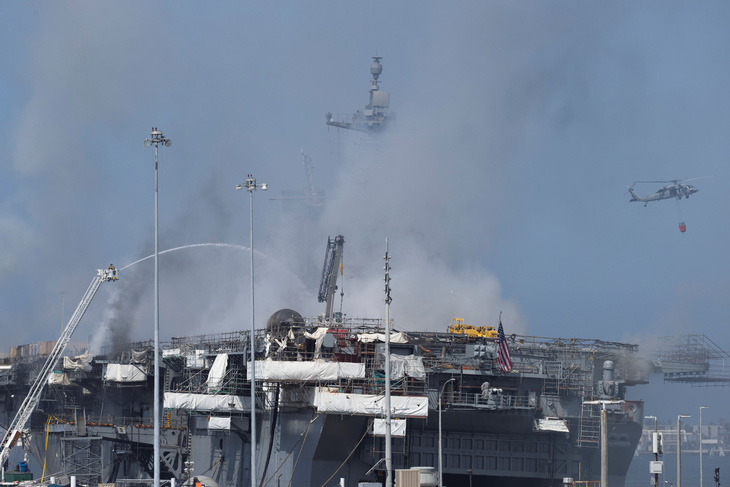 Hai ngày vẫn chưa dập xong đám cháy tàu tấn công đổ bộ USS Bonhomme Richard - Ảnh 2.
