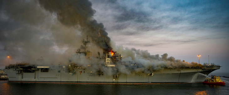 Hai ngày vẫn chưa dập xong đám cháy tàu tấn công đổ bộ USS Bonhomme Richard - Ảnh 4.