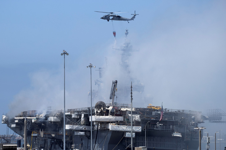 Hai ngày vẫn chưa dập xong đám cháy tàu tấn công đổ bộ USS Bonhomme Richard - Ảnh 1.